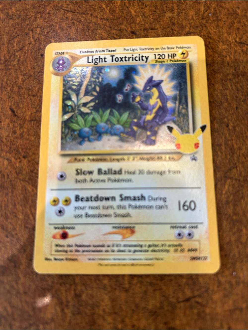 Light Toxtricity Pokémon Holo Trading Card - Yellow & 2 mystery cards !!!